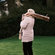 Gertrud B. war ein kleines Kind Gertrud B. bindet sich einen Schal um. Sie war ein kleines Kind als sie von einem Pfarrer der katholischen Kirche missbraucht wurde.