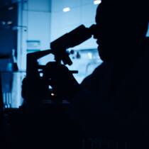 Dr. Wundermittel lernt nichts dazu Mediziner im Labor: Ein pensionierter Arzt stellte über Jahre in seinem Keller Medikamente her. Nun hat ihn Swissmedic per Strafbefehl verurteilt. Es war nicht das erste Mal, dass der Mann mit der Arzneimittelbehörde in Konflikt geriet.