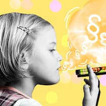 Gesunde E-Zigaretten für Kinder? Das steckt dahinter Mädchen raucht E-Zigarette mit aufsteigendem Rauch.