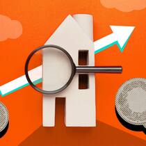 Anfechten kann sich auszahlen Ein kleines Haus steht vor einem roten Hintergrund, auf dem ein Pfeil nach oben zeigt sowie Frankenstücke daneben liegen. Wer in eine Mietwohnung zieht und befürchtet, dass der Mietzins missbräuchlich hoch sein könnte, hat gute Chancen auf eine Anfechtung des Anfangsmietzinses.