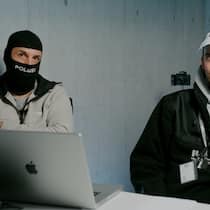 Die Maschen der Telefonbetrüger – und was Sie tun können Cedric Schild (rechts) mit einem Zivilfahnder der Polizei