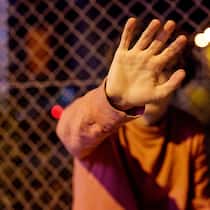 «Lasst die Justiz erst einmal ermitteln!» Symbolbild: Mann in Abwehrhaltung