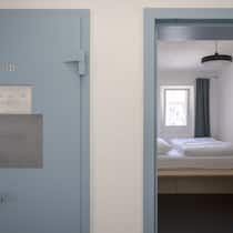 Arbeiten muss trotz Landesverweis möglich sein Gefängnis: Zelle von aussen