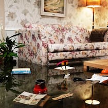 Haushalts-Versicherungen: Was ist wirklich nötig? Schaden in der Wohnung: Überflutetes Wohnzimmer