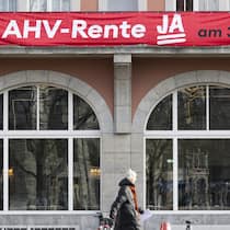 Zeit für eine Erbschaftssteuer Ein Abstimmungsplakat mit der Aufschrift â13. AHV-Rente - JA am 3. Maerz, aufgenommen am Dienstag, 6. Februar 2024 haengt am Volkshaus in Zuerich. (KEYSTONE/Ennio Leanza)