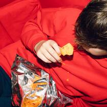Die Branche bangt um ihre Fett- und Zuckerbomben Bub isst Pommes Cips