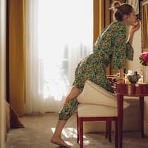 Mineralöl, gut versteckt in Kosmetika Frau beim Schminken