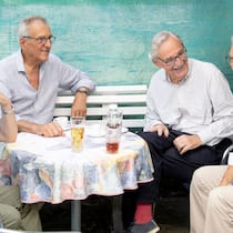 Keine Ruhe für pensionierte Ärzte Vier pensionierte Ärzte am Tisch: Im «Café Med» kann man sich gratis beraten lassen Operieren oder nicht? Bei solchen Entscheiden helfen pensionierte Ärztinnen und Ärzte – bei einer Tasse Kaffee. amm Café Med - Akademie Menschenmedizin im Café Neumärt in 8001 Zürch. 22.8.2022 Im Bild, Aerzte. Foto von links nach rechts:Peter Haydon, Dr. med., Augenarzt / Thomas Toth, Dr.med.; Pneumonologie / Ueli Münch, Dr.med.; Innere Medizin, Kardiologie / Giatgen Spinas, Prof.Dr.med.; Innere Medizin, Kardiologie