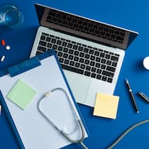 Ärzte kassieren Milliarden mit falschen Rechnungen Symbolbild Laptop, Pillen und Stethoskop; Gesundheitskosten Ärzte kassieren Milliarden mit falschen Rechnungen Wer sich gegen überhöhte Forderungen wehrt, verliert oft den Arzt. Patientinnen und Patienten erzählen von haarsträubenden Erfahrungen.