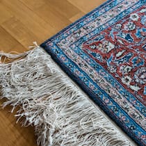 Verkäufer verspricht Gewinn – zuerst aber bitte 6700 Franken zahlen Nahaufnahme eines Perserteppichs: «Wertvolle» Orientteppiche Teppichfirma verspricht Gewinn – erst aber bitte 6700 Franken zahlen Ein Rentner will einen Teppich verkaufen. Eine Firma behauptet, der sei 40’000 Franken wert. Doch vor dem Verkauf verlangt sie Tausende Franken für die Reinigung.