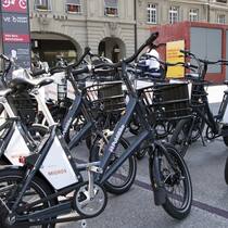 Zoff wegen Preiserhöhung Eine Frau entriegelt ein Publibike bei einer Verleihstation in Bern.