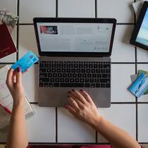 Reisegutschein statt Geld zurück? Eine Frau bucht online Ferien.