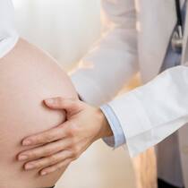Schwanger während der Corona-Krise Ärztin untersucht Bauch einer Schwangeren