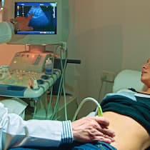 Falsche Abrechnungen auf Kosten von Schwangeren Ein Arzt macht einen Ultraschall bei einer schwangeren Frau in der Frühschwangerschaft.