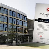 Esoterik-Werbung im Schulhaus Die Schule Albisriederplatz in Zürich und das «Zertifikat» der Firma «Swiss Harmony»