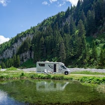 Wildcampen in der Schweiz – was gilt? Wohnmobil an einem Bergsee