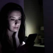 «Ich versteckte mein Handy» Heimlich aufs Handy schauen
