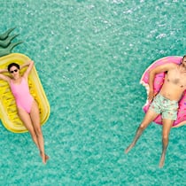 Reisen und Corona – welche Dokumente brauche ich noch? Paar im Pool