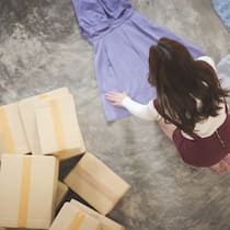 Ihr Job: An Kleidern riechen Eine Frau prüft retournierte Kleider (Symbolbild)