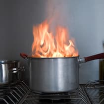 Welche Absicherungen braucht es - und welche nicht? Bild eines Küchentopfs, der brennt.