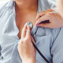 Wenn der Motor aus dem Takt gerät Ein Arzt hört die Herztöne eines Patienten ab.