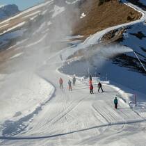 Bekomme ich bei Schneemangel mein Geld zurück? Eine künstlich beschneite Skipiste in Adelboden.