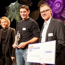 Lebensretter Thomas Zumtaugwald gewinnt den Beobachter Prix Courage Prix-Courage-Jurypräsidentin Eveline Widmer-Schlumpf, Preisträger Thomas Zumtaugwald, Beobachter-Chefredaktor Dominique Strebel