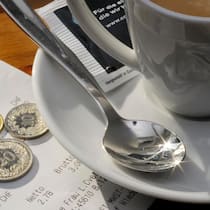 Gasthaus zum knausrigen Wirt Kaffeetasse, Rechnung und Trinkgeld