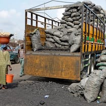 Tropenholz auf den Schweizer Grills LAGOS, NIGERIA - MARCH 10 : Wood charcoal in a slum in area Sura in Lagos Island on March 10, 2016 in Lagos, Nigeria - West Africa. (Photo by Frédéric Soltan/Getty Images)