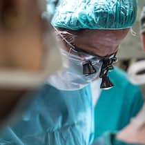 Diese Augenärzte operieren ohne Aufpreis Augenarzt bei der Operation