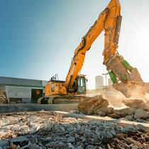 Aus Schutt und Schrott gebaut Bagger
