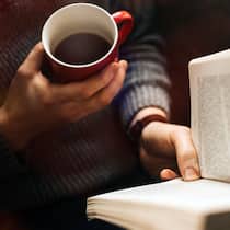 7 Buchtipps von Schweizer Autorinnen und Autoren Buchtipps: ein Mann liest