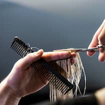 Dank Spenden gutes Werkzeug Coiffeur schneidet Haare