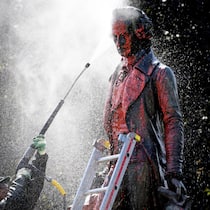 Rassistische Spuren in der Stadt Arbeiter reinigen die Statue von David de Pury in Neuchâtel