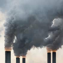 CO2 reduzieren – in der Schweiz oder im Ausland? Emissionen aus Schornsteinen