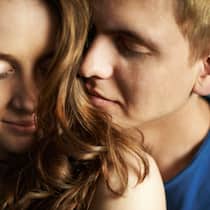 Immer schön der Nase nach Paar, das eng umschlungen dasteht. Er riecht an ihren Haaren.