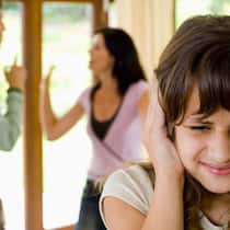 Besuchen ist nicht genug Kind hält sich die Ohren zu, im Hintergrund streitende Eltern