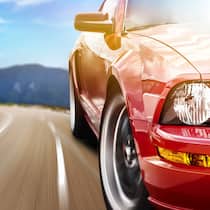 Die grössten Irrtümer Ein roter Sportwagen fährt auf einer Landstrasse
