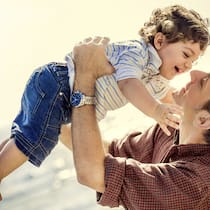 Werdende Väter – Rechte und Pflichten Vater spielt mit Kind