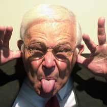 Unliebsame Verwandte enterben? Ein älterer Mann streckt die Zunge heraus