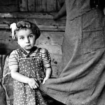 Behördenopfer können Entschädigung beantragen Verdingkind auf einem Schweizer Bauernhof, 9. Juli 1954. In der Schweiz wurden jahrzehntelang viele Waisen, Scheidungskinder, uneheliche Kinder, Kinder von Fahrenden oder aus Armut verwahrloste Kinder in Heimen und als Verdingkinder fürsorgerisch fremdplatziert.