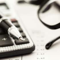 Die Zahlung in die dritte Säule aufrunden? Ein Taschenrechner liegt auf einem Papier mit Notizen und Zahlen drauf.