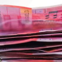 Zurückzahlen nach Stellenantritt? Ein Bündel Schweizer Banknoten