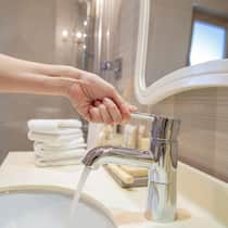 Zu Unrecht verrechnete Kosten zurückfordern? Wasserhahn mit fliessendem Wasser