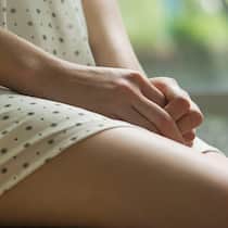 «Manchmal denke ich, ich werde wahnsinnig» Eine Frau hat die Hände in ihren Schoss gelegt.