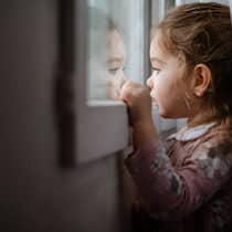 Wie geht es den versteckten Kindern heute? Ein Gastarbeiterkind schaut aus dem Fenster