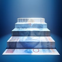 Der Geiz der Arbeitgeber Hunderternote als Treppe gefaltet