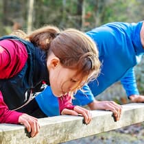 Was bringt das Outdoor-Training? Jasmine Helbling und Marton Gintner trainieren an einem Posten des Vitaparcours