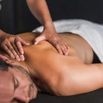 Richtig entspannen Mann bekommt eine Rückenmassage
