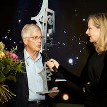 Vier Jahrzehnte Einsatz gegen Aids Ruedi Lüthi hat den Lifetime Award des Prix Courage 2021 erhalten. Moderatorin Karin Frei (rechts)